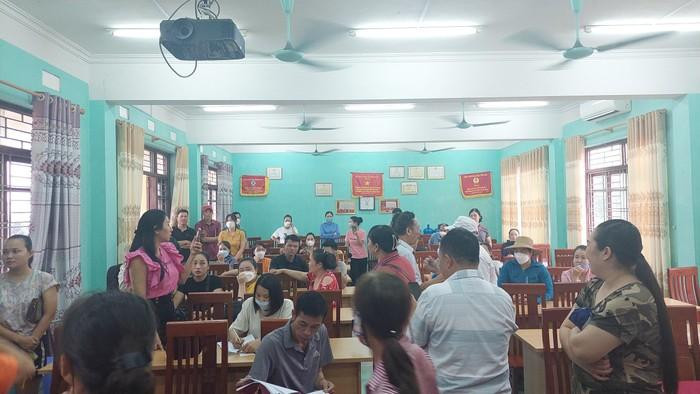 Các phụ huynh bức xúc vì con họ bị Trường Trung học phổ thông Lương Thế Vinh trả lại hồ sơ (Ảnh: Lã Tiến/CTV) Các phụ huynh bức xúc vì con họ bị Trường Trung học phổ thông Lương Thế Vinh trả lại hồ sơ (Ảnh: Lã Tiến/CTV)
