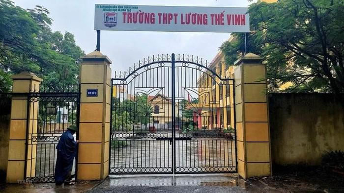 Trường Trung học phổ thông Lương Thế Vinh tuyển sinh vượt chỉ tiêu được giao trong khi chưa được Uỷ ban nhân dân tỉnh Quảng Ninh phê duyệt (Ảnh: Lã Tiến/CTV) Trường Trung học phổ thông Lương Thế Vinh tuyển sinh vượt chỉ tiêu được giao trong khi chưa được Uỷ ban nhân dân tỉnh Quảng Ninh phê duyệt (Ảnh: Lã Tiến/CTV)