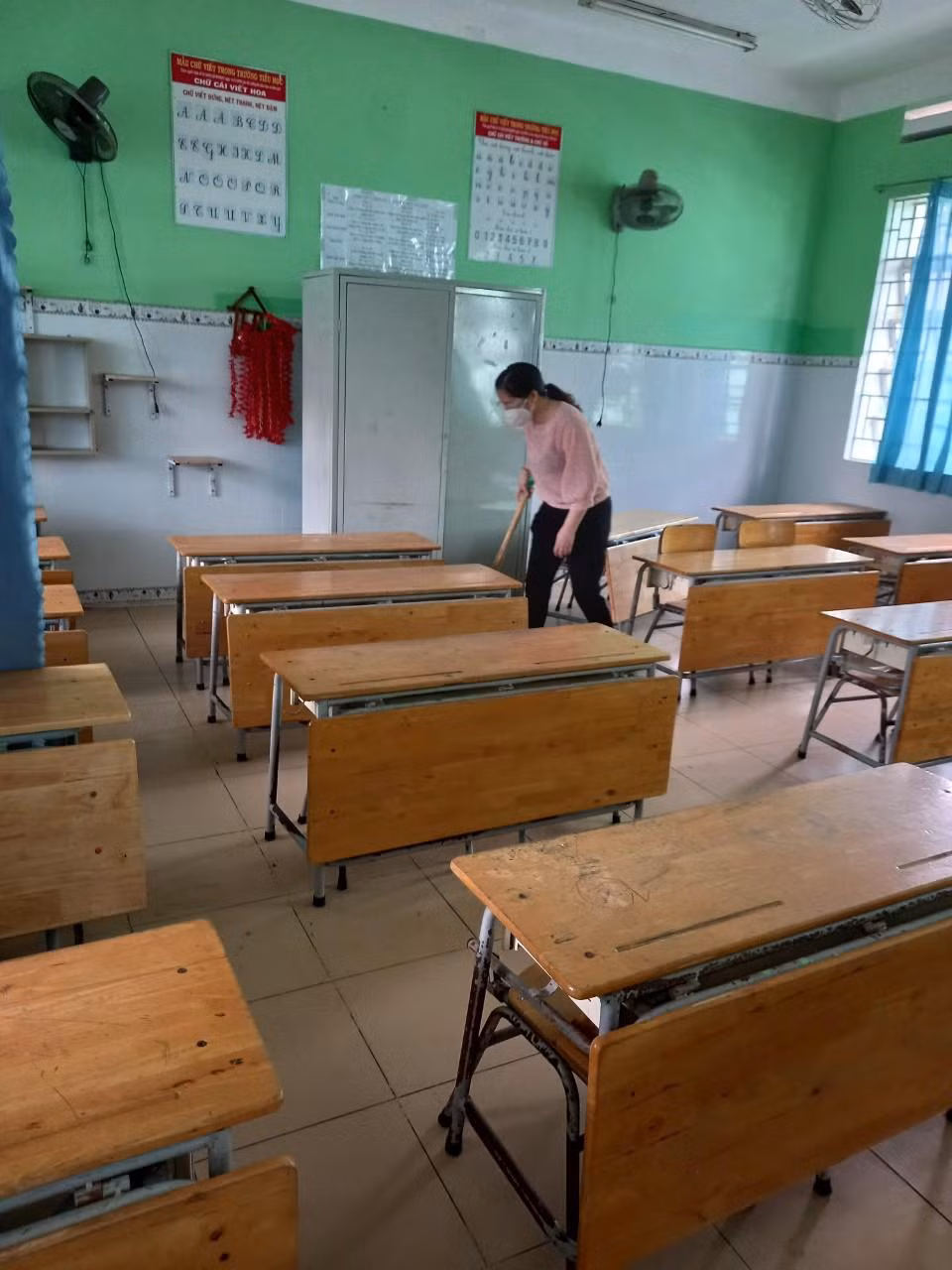 Lớp học được vệ sinh sạch đẹp để chào đón các em học sinh quay lại trường. Ảnh: Hữu Đức