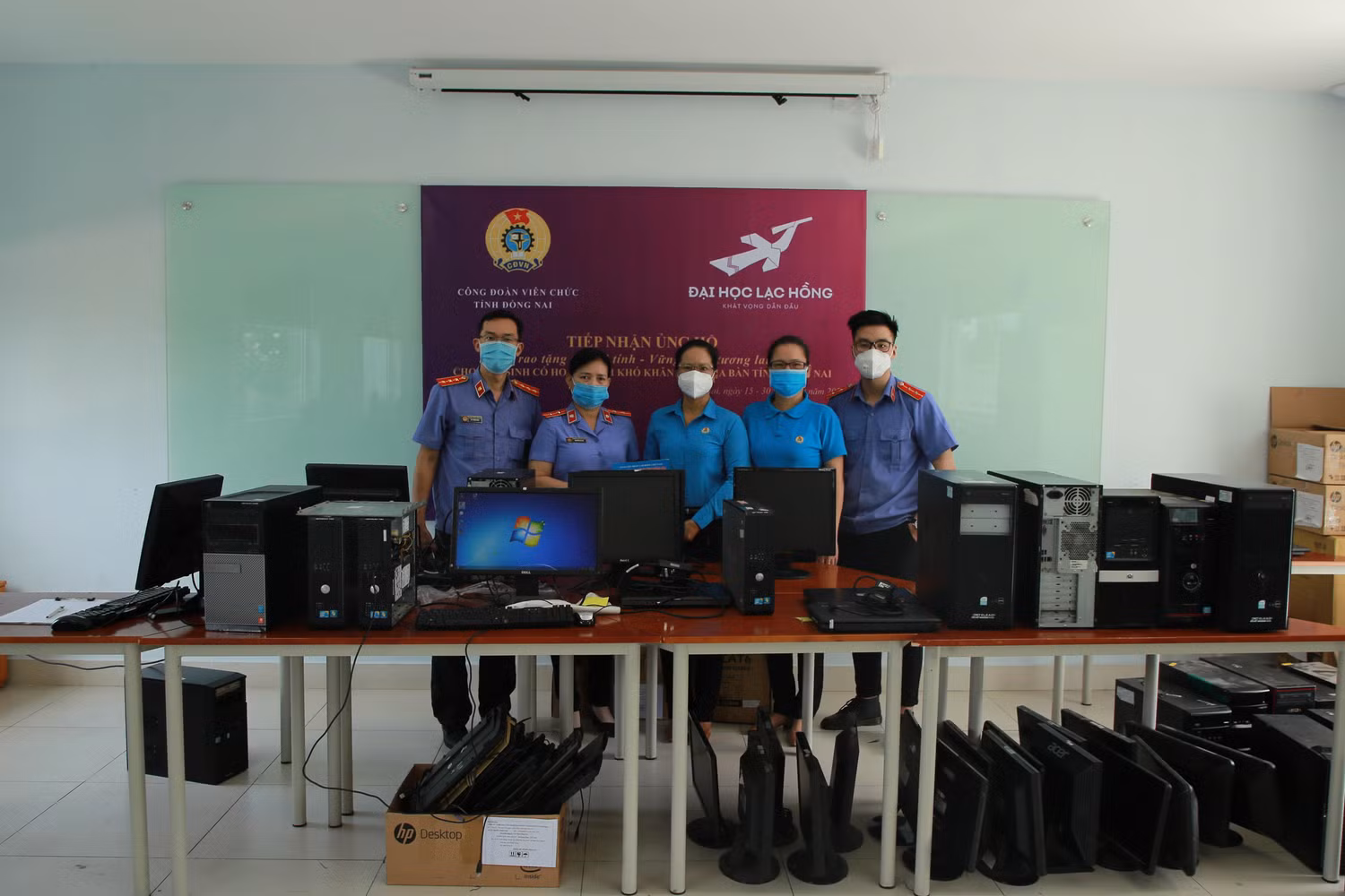 Ban Thường vụ Công đoàn viên chức tỉnh Đồng Nai tiếp nhận máy tính bàn từ các tổ chức Công đoàn trực thuộc. Ảnh: Hữu Đức