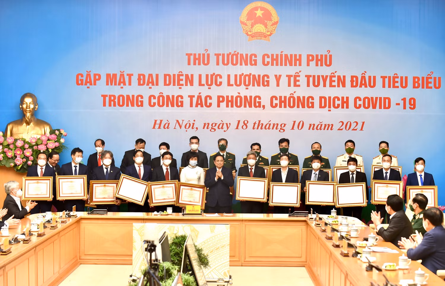 Thủ tướng tặng bằng khen cho các cá nhân xuất sắc trong phòng chống dịch COVID-19. Ảnh: VGP Thủ tướng tặng bằng khen cho các cá nhân xuất sắc trong phòng chống dịch COVID-19. Ảnh: VGP
