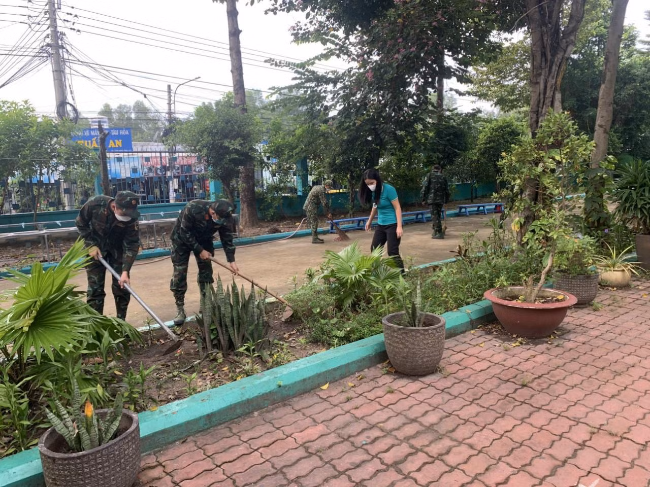 Các chiến sĩ bộ đội chung tay cùng nhà trường dọn vệ sinh trường lớp tại trường Tiều học Phú Hòa 3 (thành phố Thủ Dầu Một). Ảnh: Hữu Đức