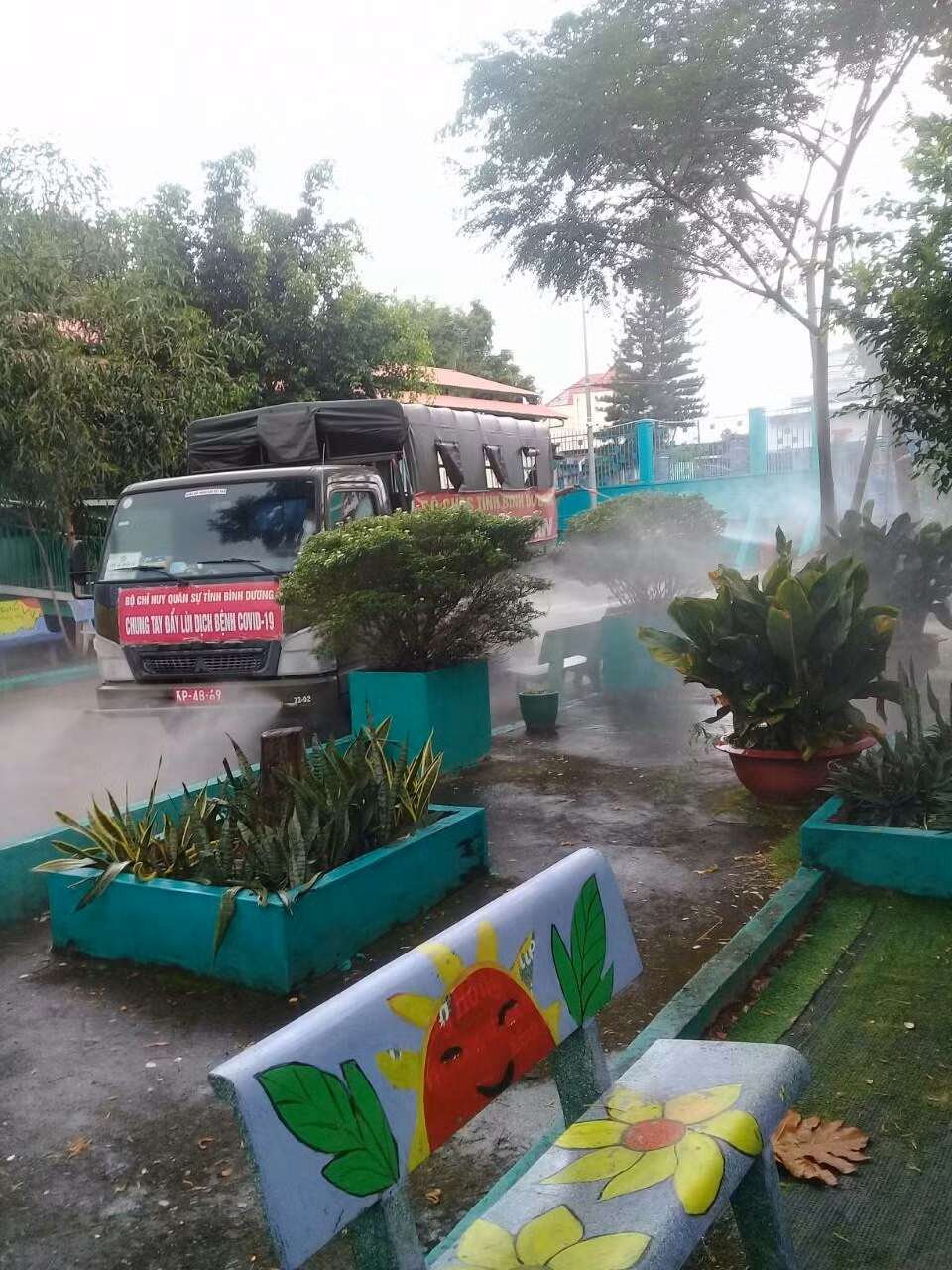 Ngành y tế Bình Dương tiến hành phun khử khuẩn trước khi trả lại cho các đơn vị trường học. Ảnh Hữu Đức