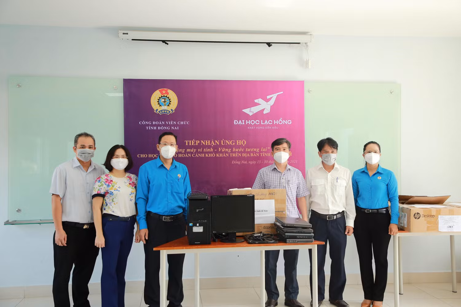 Chương trình do Công đoàn viên chức tỉnh Đồng Nai phối hợp với Trường Đại học Lạc Hồng thực hiện nhằm ủng hộ thiết bị học tập cho các học sinh có hoàn cảnh khó khăn trên địa bàn tỉnh Đồng Nai. Ảnh: Hữu Đức