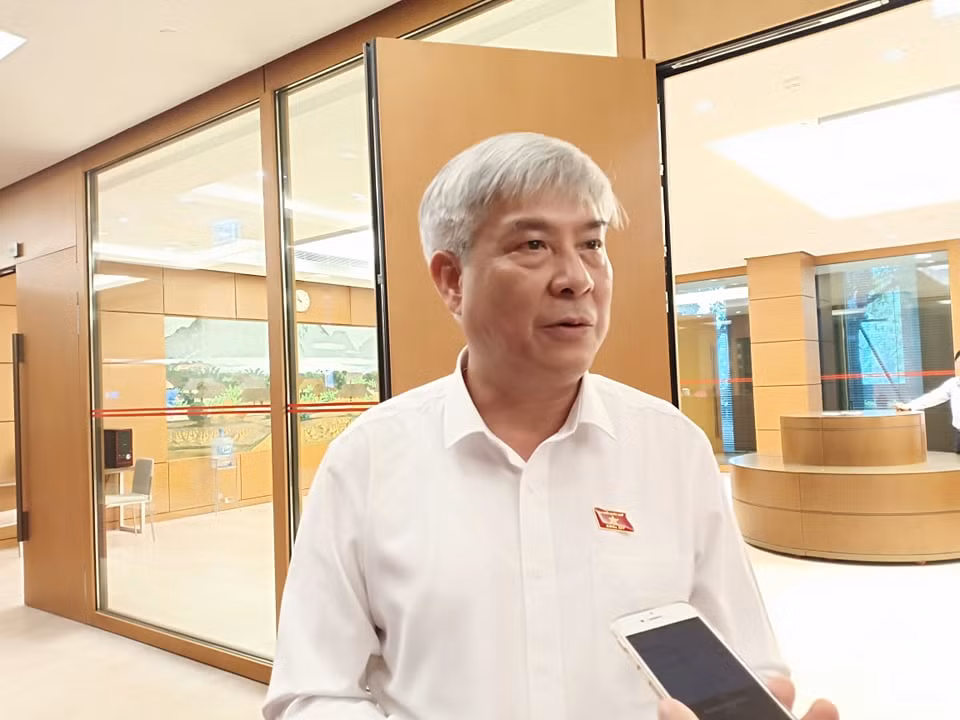 Ông Nguyễn Đắc Quỳnh - Phó Bí thư thường trực Tỉnh ủy Sơn La - Trưởng Đoàn đại biểu Quốc hội tỉnh Sơn La trao đổi với báo chí bên hành lang Quốc hội. Ảnh: Bích Hoàng.