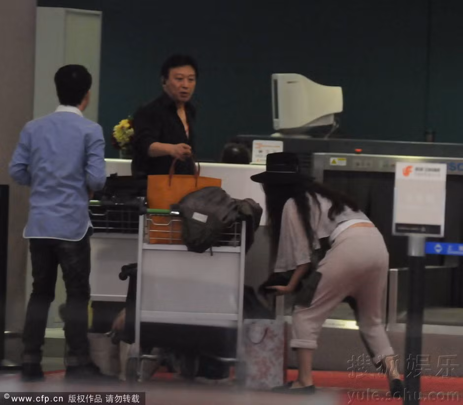 Hình ảnh không mấy đẹp mắt này khiến fan hâm mộ không khỏi ái ngại. Bởi trong mắt người hâm mộ, Phạm Băng Băng luôn được biết đến với một hình ảnh chau chuốt và phong cách. Hình ảnh không mấy đẹp mắt này khiến fan hâm mộ không khỏi ái ngại. Bởi trong mắt người hâm mộ, Phạm Băng Băng luôn được biết đến với một hình ảnh chau chuốt và phong cách.