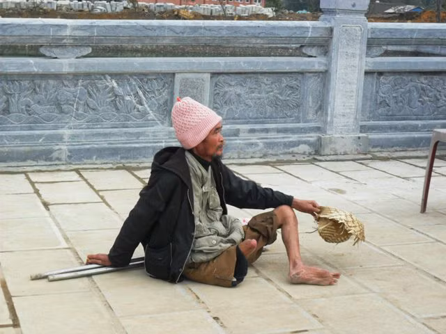 Dịch vụ đổi tiền lẻ và “cái bang” vây chùa Bái Đính ảnh 3