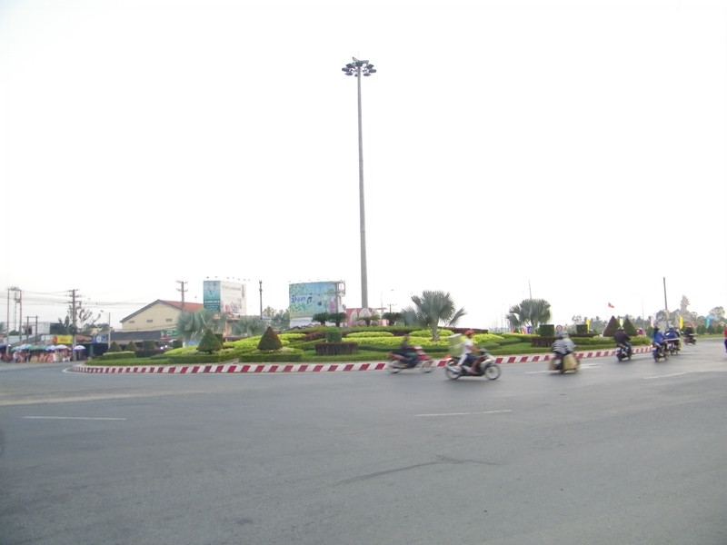 Vòng xoay vào thành phố Tân An được trang trí bằng những cây xanh được các nghệ nhân tạo hình rất đẹp mắt.