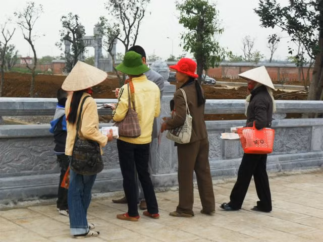 Dịch vụ đổi tiền lẻ và “cái bang” vây chùa Bái Đính ảnh 2