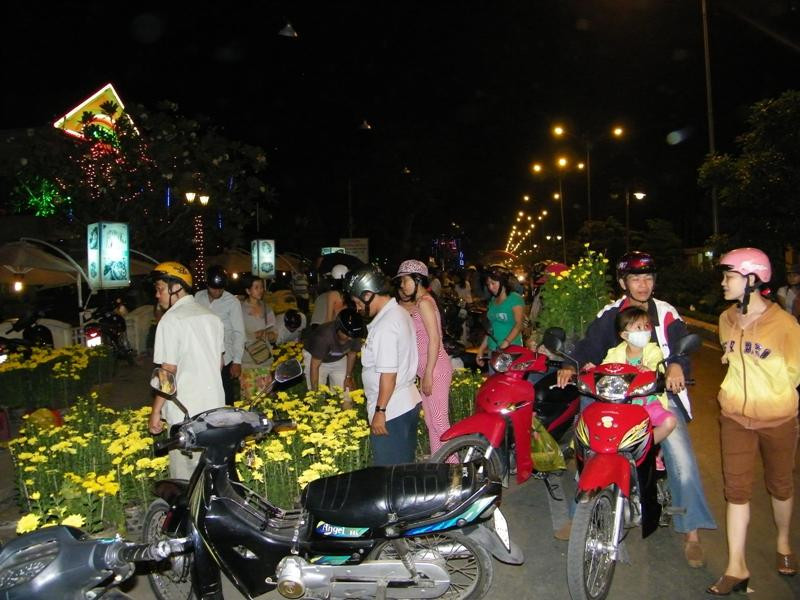 Đến giờ này là 22 giờ, con đường ngợp hoa của đường Nam Kỳ Khởi Nghĩa vẫn tấp nập người mua. Khoảng 1 giờ nữa, chợ hoa này sẽ được dọn dẹp, chuẩn bị đón giao thừa.