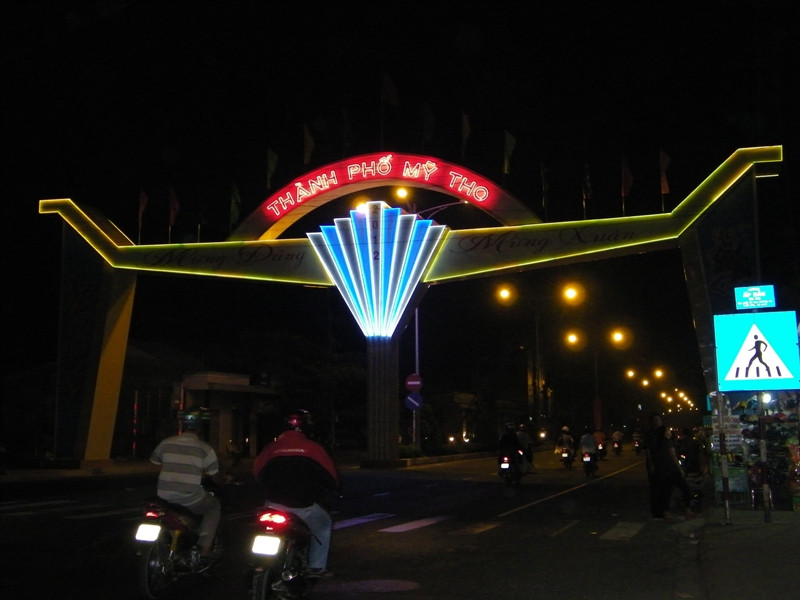 Cổng chào tại TP. Mỹ Tho được trang hoàng rực rỡ.