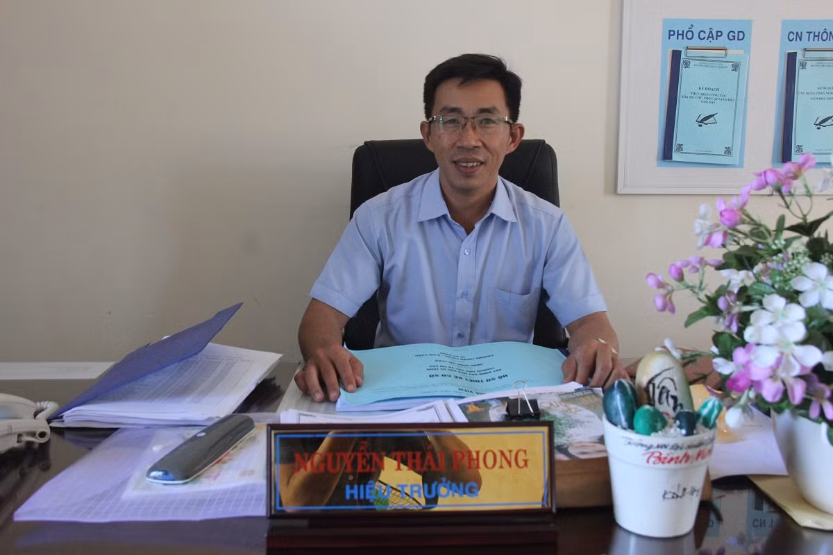 Thầy Nguyễn Thái Phong, Hiệu trưởng trường tiểu học Võ Thị Sáu. Ảnh: AN Thầy Nguyễn Thái Phong, Hiệu trưởng trường tiểu học Võ Thị Sáu. Ảnh: AN
