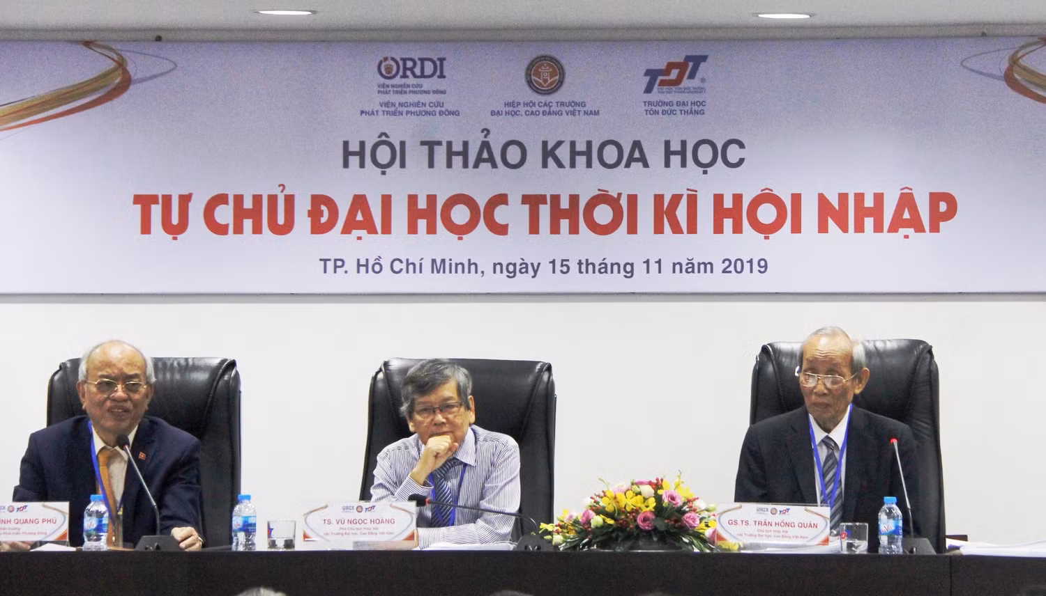 Tiến sĩ Vũ Ngọc Hoàng (người ngồi giữa) đồng chủ trì hội thảo về tự chủ đại học thời kỳ hội nhập. Ảnh: TT