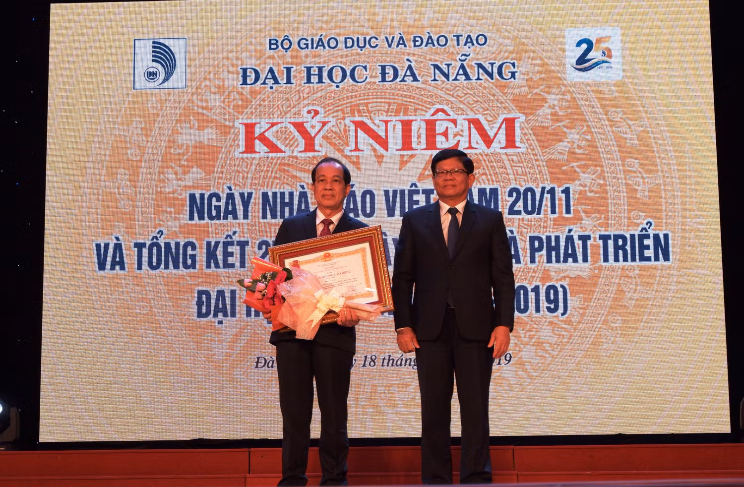 Nhà giáo ưu tú Phan Văn Hòa được trao tặng Huân chương Lao động hạng Nhì. Nhà giáo ưu tú Phan Văn Hòa được trao tặng Huân chương Lao động hạng Nhì.