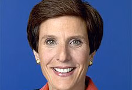 6. Irene Rosenfeld – Chủ tịch kiêm CEO Kraft Foods. Khi được bổ nhiệm vào vị trí CEO của Kraft Foods vào năm 2006, hãng này đang gặp nhiều khó khăn và phải tập trung vào việc cắt giảm nhân lực cùng các chi phí khác. Rosenfeld nhanh chóng thay đổi các tầng lớp quản lý và chuyển ngược tình thế của công ty. Năm 2011, Kraft Foods bất ngờ tuyên bố chia tách thành hai công ty trong đó, bà Rosenfeld đảm nhiệm công ty chủ quản của những thương hiệu đồ ăn nhanh quốc tế. Trên đây là 6 người phụ nữ tài ba, họ đã đạt được đến đỉnh vinh quang của sự thành công. Tuy nhiên, như đã nói, trong vài năm tới, chúng ta đang kỳ vọng sẽ có nhiều phụ nữ hơn nữa nắm giữ vị trí quan trọng của công ty như CEO, COO… Dưới đây là 3 nhân vật đang được kỳ vọng nhiều nhất.