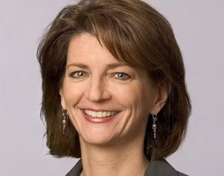 5. Brenda Barnes – Chủ tịch kiêm CEO của Sara Lee. Brenda Barnes đã từng gây sốc với báo giới Mỹ khi rời bỏ vị trí CEO của PepsiCo vào năm 1997 để… dành thời gian cho gia đình. Tuy nhiên, niềm đam mê và yêu thích kinh doanh đã kéo bà trở lại với công việc. Chỉ ba năm sau đó, tức năm 1999, bà nắm giữ vị trí chủ tịch lâm thời của Starwood Hotels & Resorts. Song công việc điều hành quản lý khách sạn dường như không phải là mảnh đất màu mỡ để bà phát huy thế mạnh về marketing và quản lý kinh doanh của mình. Chính vì vậy, vào năm 2004, bà đã chính thức đầu quân cho hãng bán lẻ Sara Lee. Tại đây bà nắm giữ vị trí Giám đốc điều hành (COO) và xây dựng lại toàn bộ công ty, đưa Sara Lee bước sang một trang mới với danh mục sản phẩm đa dạng, thu hút hàng triệu người tiêu dùng trên toàn thế giới.
