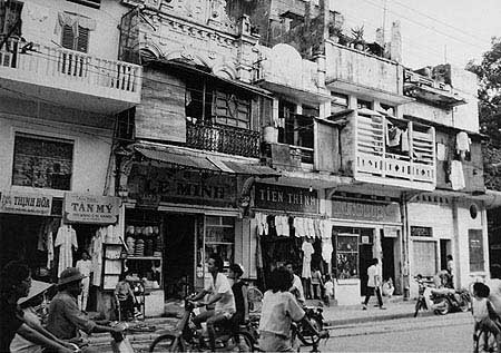 Nhịp sống sôi động trên truyến Phố Hàng Gai vào khoảng năm 1987-88.