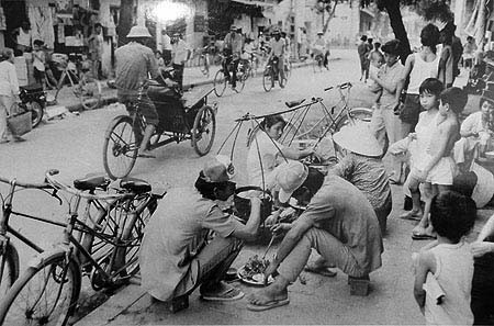 Cơm bụi trên hè đường . Bức ảnh chụp đầu thập kỷ 1980