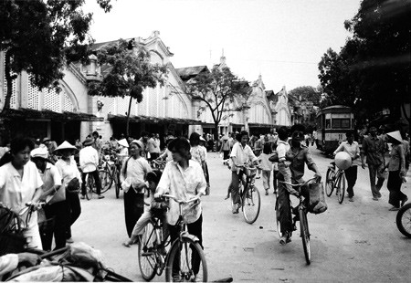 Cảnh tấp nập trước chợ Đồng Xuân