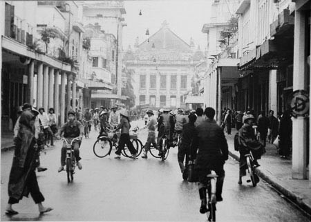 Phố Tràng Tiền với dáng vẻ cổ kính, sang trọng và tràn đầy sức sống