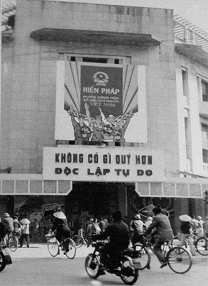 Mặt tiền của nhà triển lãm ở ngã tư Hàng Bài - Tràng Tiền