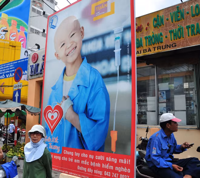 Thông tin và hình ảnh gây xúc động về một cậu bé bị ung thư trong quảng cáo thật ra chỉ là... minh họa (ảnh chụp trên đường Phạm Ngọc Thạch, Q.1, TP.HCM) - Ảnh: THANH ĐẠM