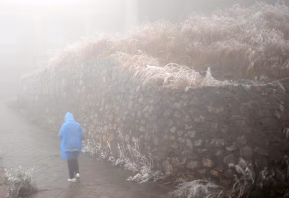 Con người co ro và bé nhỏ