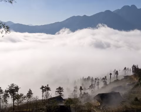 Bản làng trong mây.