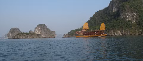 Những du thuyền kiểu Á Đông làm tôn thêm vẻ đẹp của kỳ quan này.
