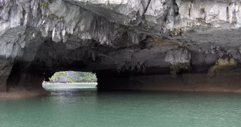 Hang Luồn, một điểm thăm quan thú vị.