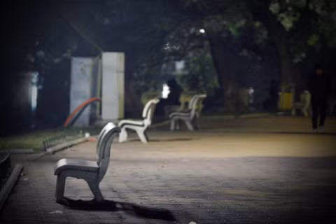 Ghế đá Bờ Hồ lúc chập choạng tối