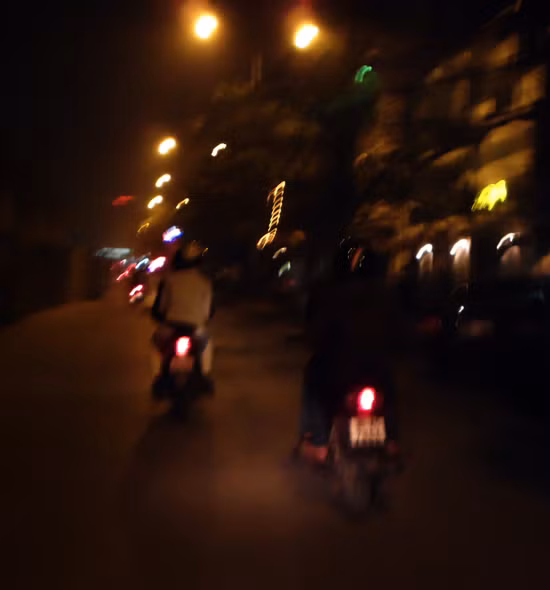 Nhiều đôi, nhiều cặp sau 11 giờ đêm vẫn chưa tìm được phòng trọ thường lượn lờ khắp các tuyến phố với mong muốn tìm được...bãi đáp.