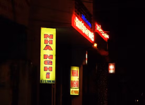 Nhiều nhà nghỉ sau khi đã kín phòng thường treo biển báo "Hết phòng" để đỡ bị...làm phiền.