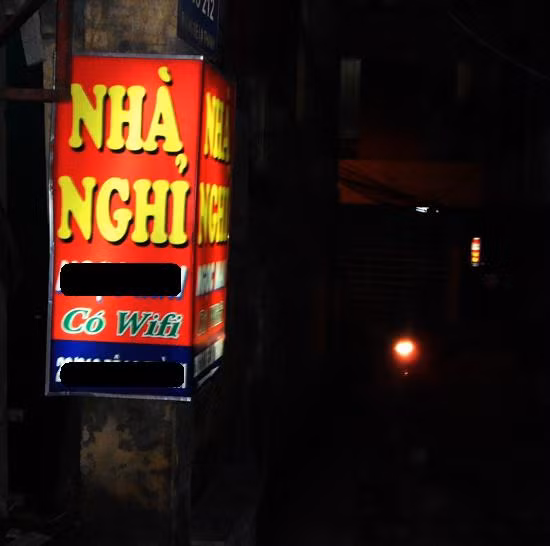 Sau tầm 9, 10 giờ đêm các ngày lễ kỷ niệm hoặc ngày đặc biệt, để tìm được phòng còn trống tại các nhà nghỉ là rất khó.