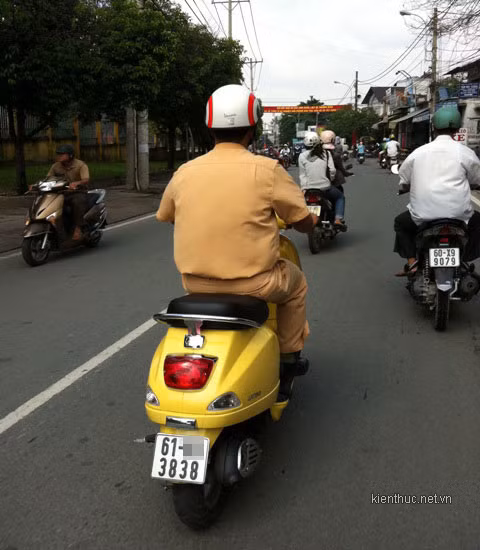 Người đi đường cũng thường xuyên được “mãn nhãn” với những chiếc xe mang biển số đẹp mà chủ nhân là người trong ngành công an.