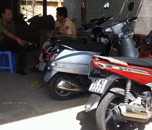 Tại bãi xe của cán bộ- chiến sĩ Công an quận 9 có rất nhiều xe mang biển số đẹp như “tứ quý”; “thần tài nhỏ, thần tài lớn” (3979)…
