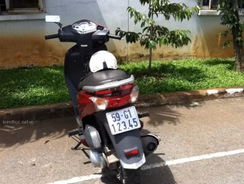 Khi sự “ngưỡng mộ” của họ vẫn còn đang “bay bổng” thì xuất hiện cùng lúc 2 chiếc xe tay ga đắt tiền cũng của 2 cán bộ công an chạy ào qua cổng lần lượt mang các số “tứ quý 2” và “sảnh tiến lên 12345”. Anh Đức, nhà ở phường Long Trường, quận 9, trên tay cầm bộ hồ sơ đăng ký xe máy “ao ước”: “Phải chi mình “ngẫu nhiên” được cấp một biển số đẹp như các cán bộ công an này thì “hên” biết mấy.”