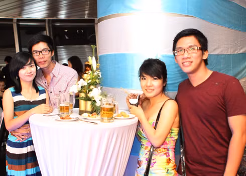 Những cặp đôi bên nhau trong giờ phút chuyển giao giữa hai năm. Những cặp đôi bên nhau trong giờ phút chuyển giao giữa hai năm.