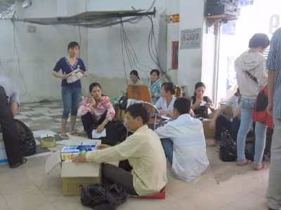 Nhân viên nhà thuốc phải kê ghế làm việc xử lý công nợ. Ảnh: A.M. Nhân viên nhà thuốc phải kê ghế làm việc xử lý công nợ. Ảnh: A.M.