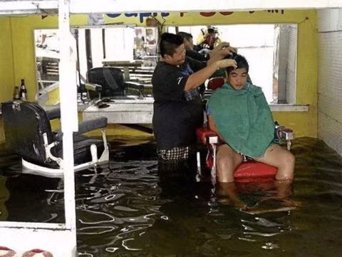 Mấy ngày mưa nên tóc mọc dài hơn thì phải. Mấy ngày mưa nên tóc mọc dài hơn thì phải.