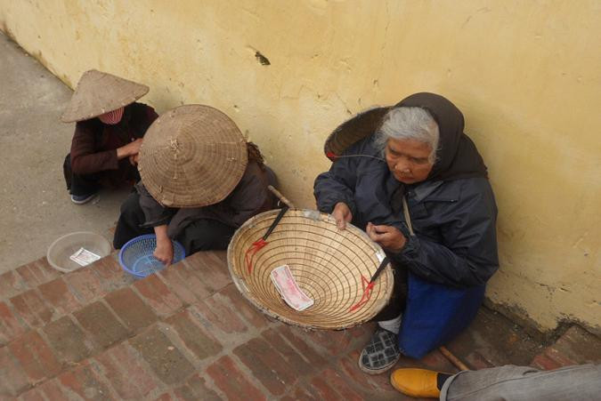 Lễ hội cũng là dịp "cái bang" tung hoành với đủ chiêu trò nhằm xin tiền khách du xuân, trẩy hội. Điều đặc biệt là dù đang đui, què, mẻ sứt là thế nhưng chỉ cần nhác thấy bóng dáng lực lượng chức năng hoặc an ninh là ngay lập tức những "cái bang" này đã lẩn mất không một dấu vết.