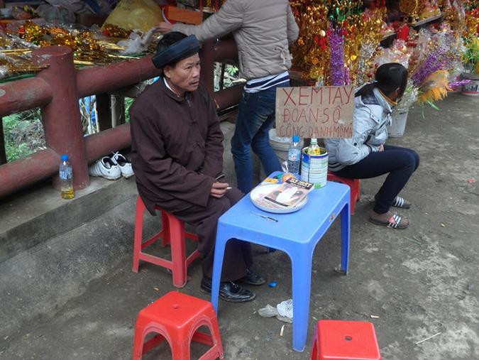 Các trò mê tín dị đoan như bói toán, xem chỉ tay, xem tướng số,...cũng "nở rộ" dịp lễ hội.