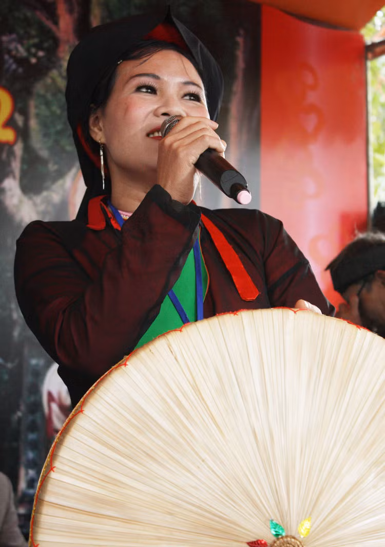 Lời quan họ mượt mà, nhưng ánh mắt đong đưa tình của các chị hai quan họ mới say đắm làm sao. Lời quan họ mượt mà, nhưng ánh mắt đong đưa tình của các chị hai quan họ mới say đắm làm sao.
