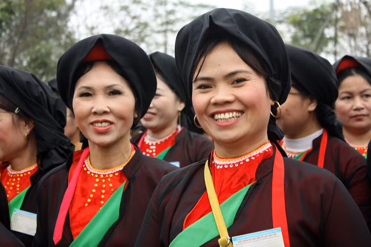 Đến Hội Lim, du khách không chỉ say đắm những làn điệu quan họ, mà họ còn được người quan họ tiếp đón rất chu đáo, nhiệt tình, nhất là nụ cười đón khách. Đến Hội Lim, du khách không chỉ say đắm những làn điệu quan họ, mà họ còn được người quan họ tiếp đón rất chu đáo, nhiệt tình, nhất là nụ cười đón khách.