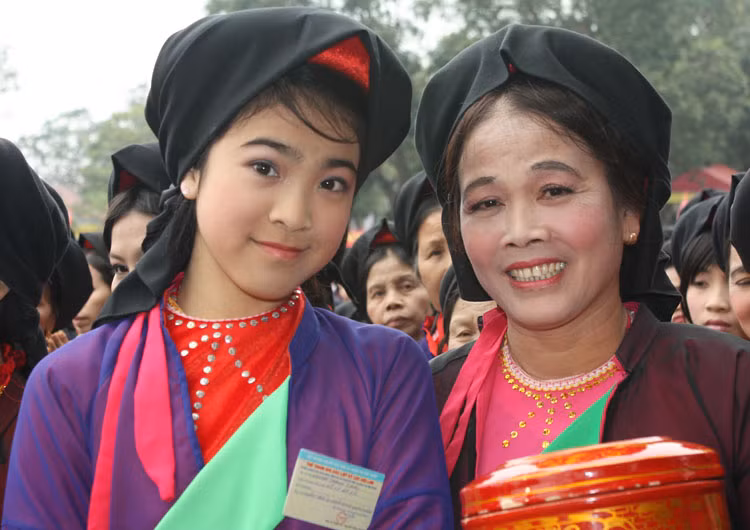 và của các liền chị trẻ làm ngất ngây lòng du khách thập phương về trẩy hội. và của các liền chị trẻ làm ngất ngây lòng du khách thập phương về trẩy hội.