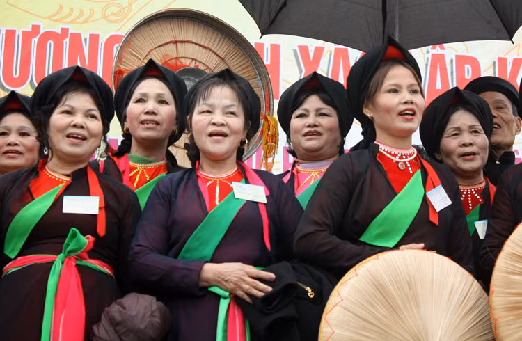 Những câu quan họ ngọt ngào của các liền anh liền chị khiến đông hội say đắm chẳng muốn về. Để rồi, cứ đến chính hội lại níu du khách về cùng trẩy hội. Những câu quan họ ngọt ngào của các liền anh liền chị khiến đông hội say đắm chẳng muốn về. Để rồi, cứ đến chính hội lại níu du khách về cùng trẩy hội.