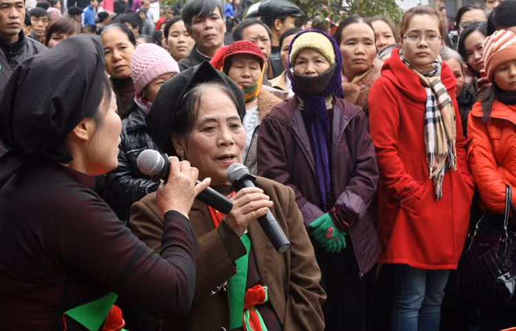 Lời hát giao duyên, đối đáp của hai mẹ con chị Hai Lan và chị Hai Huệ trong Câu lạc bộ hát quan họ người cao tuổi Tiên Du làm mê mẩn du khách thập phương. Lời hát giao duyên, đối đáp của hai mẹ con chị Hai Lan và chị Hai Huệ trong Câu lạc bộ hát quan họ người cao tuổi Tiên Du làm mê mẩn du khách thập phương.