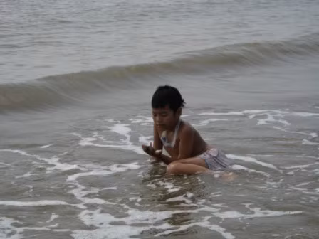 Chỉ với trẻ nhỏ vô lo, vẻ đẹp trời ban của Sầm Sơn không chút suy suyển bởi những gì diễn ra bên ngoài mặt nước. Chỉ với trẻ nhỏ vô lo, vẻ đẹp trời ban của Sầm Sơn không chút suy suyển bởi những gì diễn ra bên ngoài mặt nước.