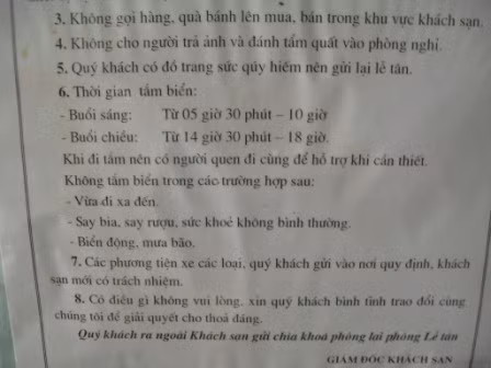 Điều 6 trong bản nội quy dán trên tường phòng khách sạn cho chúng tôi biết giờ nào thì được tắm biển. Thoạt đầu chúng tôi nghĩ đó là lời khuyên hơn là quy định. Điều 6 trong bản nội quy dán trên tường phòng khách sạn cho chúng tôi biết giờ nào thì được tắm biển. Thoạt đầu chúng tôi nghĩ đó là lời khuyên hơn là quy định.