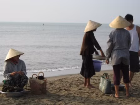 Nhưng việc mua bán vẫn diễn ra như thường, vì đội quân hàng rong ở đây vừa đông vừa giỏi nghề đeo bám, chèo kéo. Một sự thật nữa là, khó mà cưỡng lại những món hàng cua, ghẹ, tôm, mực… tươi roi rói của họ. Nhưng việc mua bán vẫn diễn ra như thường, vì đội quân hàng rong ở đây vừa đông vừa giỏi nghề đeo bám, chèo kéo. Một sự thật nữa là, khó mà cưỡng lại những món hàng cua, ghẹ, tôm, mực… tươi roi rói của họ.